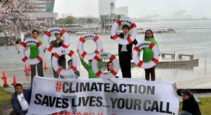 Membros do Greenpeace fazem cobranas a lderes mundiais, no lado de fora de reunio do IPCC no Japo(foto: Yoshikazu TSUNO/AFP)