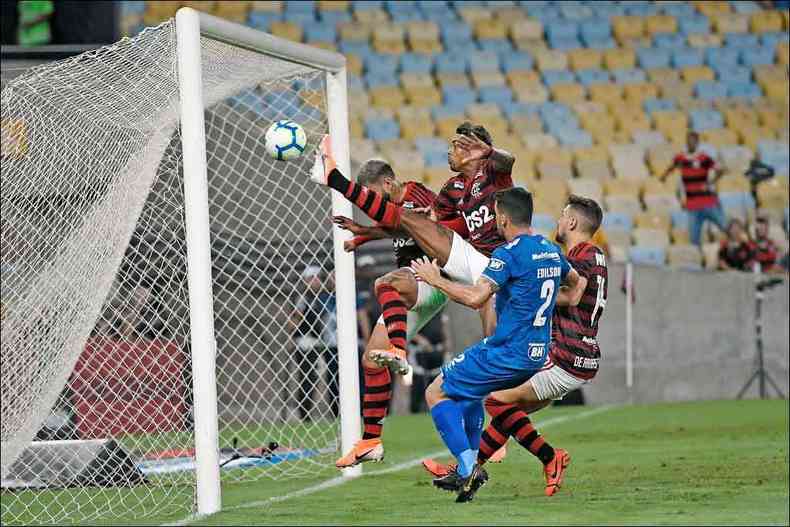 O atacante Bruno Henrique empatou o jogo um minuto depois de o Cruzeiro abrir o placar com Pedro Rocha(foto: ALEXANDRE DURO/CDIGO19/ESTADO CONTEDO)