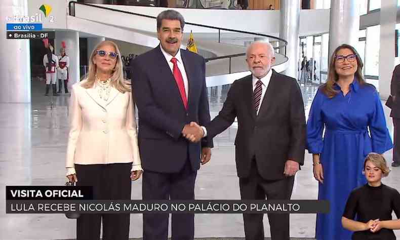 A imagem mostra Nicols Maduro e Lula dando um aperto de mos. Eles esto ao centro. Ao lado de Lula,  direita, Janja, a primeira-dama. Ao lado de Maduro,  esquerda, a primeira-dama, Cilia Flores