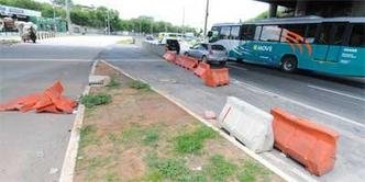 3 - Estação São Gabriel do Move, no Bairro São Gabriel, Região Nordeste de BH A divisão entre as pistas de concreto do Move e as faixas do trânsito comum na entrada da estação bem embaixo do viaduto do Anel Rodoviário é feita com caixas de plástico. Elas estão tão desgastadas que parecem lixo urbano. O mato está crescendo em volta. Resposta da BHTrans: a sinalização móvel permanece no local no caso de um acidente ou uma grande retenção na via, liberando assim o acesso dos ônibus com mais agilidade. Os objetos que estiverem avariados serão substituídos. (foto: Euler Junior/EM/D.A Press.) 3 - Estação São Gabriel do Move, no Bairro São Gabriel, Região Nordeste de BH A divisão entre as pistas de concreto do Move e as faixas do trânsito comum na entrada da estação bem embaixo do viaduto do Anel Rodoviário é feita com caixas de plástico. Elas estão tão desgastadas que parecem lixo urbano. O mato está crescendo em volta. Resposta da BHTrans: a sinalização móvel permanece no local no caso de um acidente ou uma grande retenção na via, liberando assim o acesso dos ônibus com mais agilidade. Os objetos que estiverem avariados serão substituídos. (foto: Euler Junior/EM/D.A Press.)