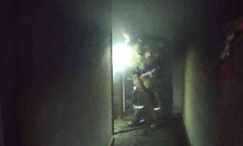 O fogo ficou confinado dentro de quarto de casa, situada no bairro Universitrio, em Uberaba(foto: 8 BBM/Divulgao)