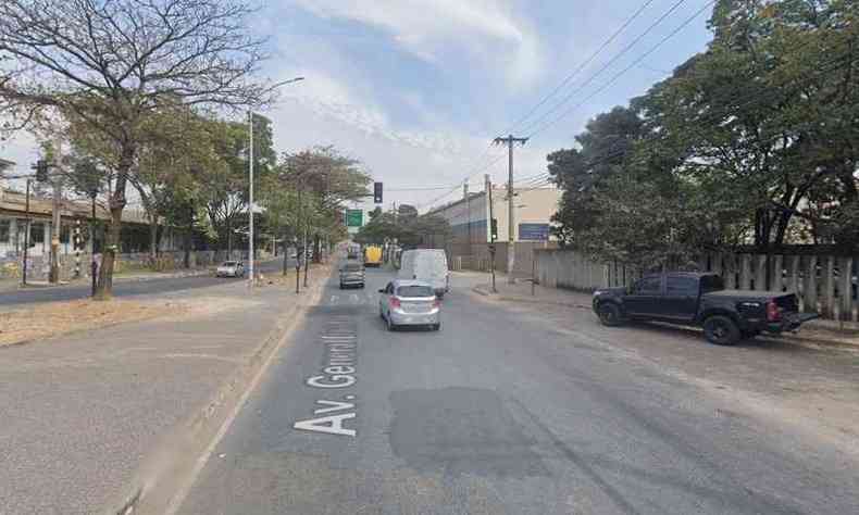 Corpo foi encontrado dentro de um carro em uma avenida movimentada de Contagem, na Grande BH(foto: Reproduo/Google Street View)