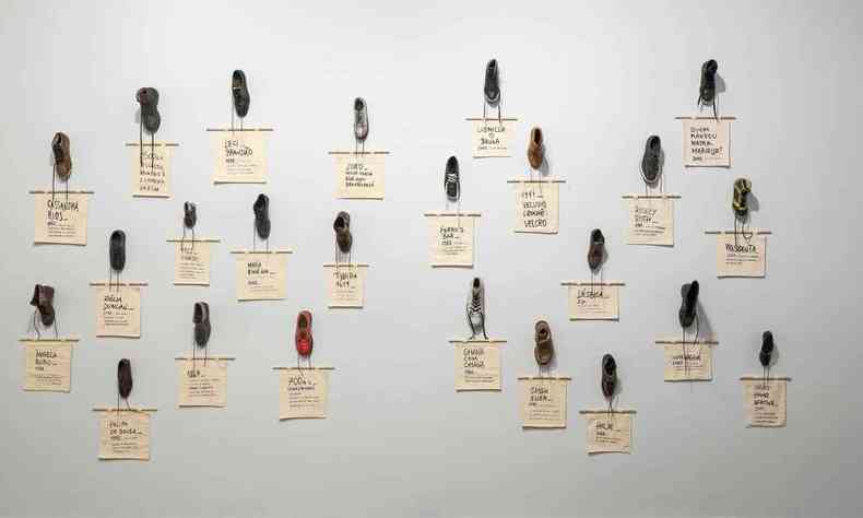 Interveno de Arte Sapas exibe sapatos na parede de museu