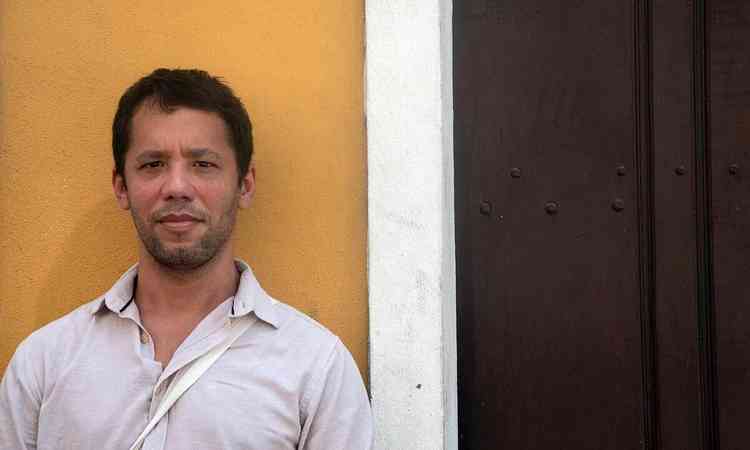 O escritor Itamar Vieira Junior, de p, encara a cmera
