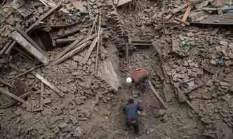 Adolescente foi resgatado com vida quase 5 dias aps terremoto ocorrido no dia 25 de abril(foto: AFP Photo)