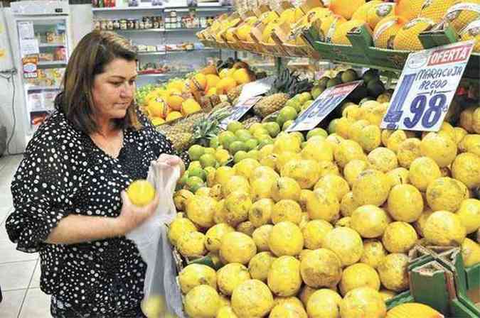 A cirurgi dentista Clia Maria leva frutas mais baratas para escapar dos aumentos salgados(foto: Juarez Rodrigues/EM/D.A Press)