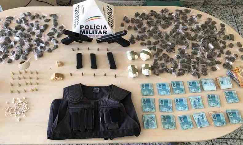 Operao apreendeu drogas, armas e R$ 18 mil em dinheiro com os criminosos(foto: Divulgao/Polcia Militar)