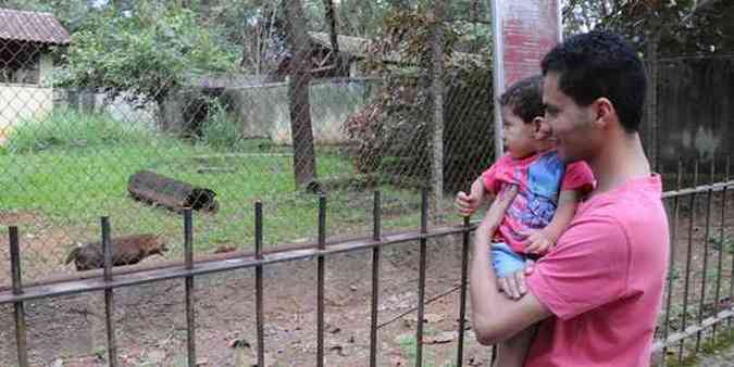 Zootecnista Aldre Brito passeava com o filho, de 2 anos, e se mostrou preocupado com a notcia do surgimento da doena no zoo (foto: Marcos Vieira/EM/D.A Press)