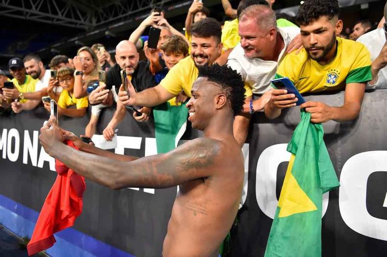 Vini Jr faz selfies com torcedores depois de jogo da Seleção(foto: Pau BARRENA / AFP) Vini Jr faz selfies com torcedores depois de jogo da Seleção