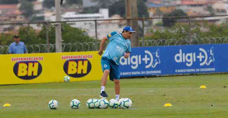 Tcnico Adilson Batista tenta salvar o Cruzeiro da queda para a Srie B do Campeonato Brasileiro(foto: Juarez Rodrigues/EM/D.A Press)