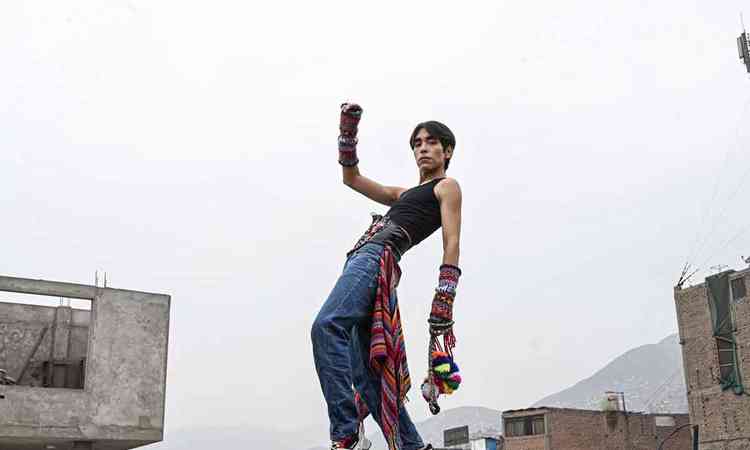  Lenin Tamayo posa para foto em telhado em Lima

