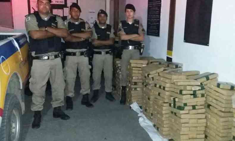 A droga estava dividida em tabletes de um quilo cada(foto: Polcia Militar (PM)/Divulgao)
