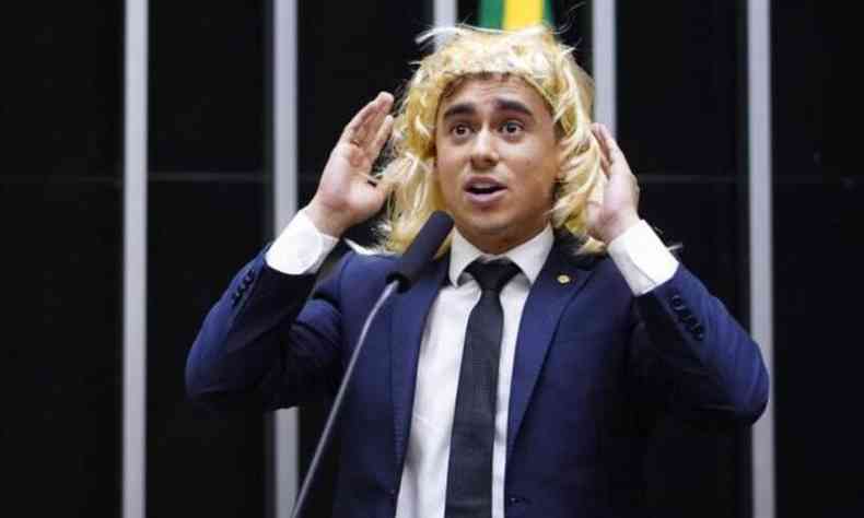 Deputado Nikolas Ferreira usa uma peruca loira na Cmara dos Deputados