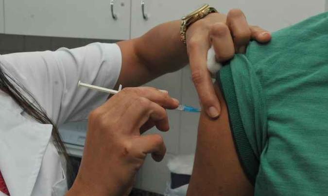Vacina protege dos três principais tipos do vírus que mais circulam no estado e no país: H1N1, H3N2 e Influenza B(foto: Jair Amaral/EM/D.A Press) Vacina protege dos três principais tipos do vírus que mais circulam no estado e no país: H1N1, H3N2 e Influenza B(foto: Jair Amaral/EM/D.A Press)