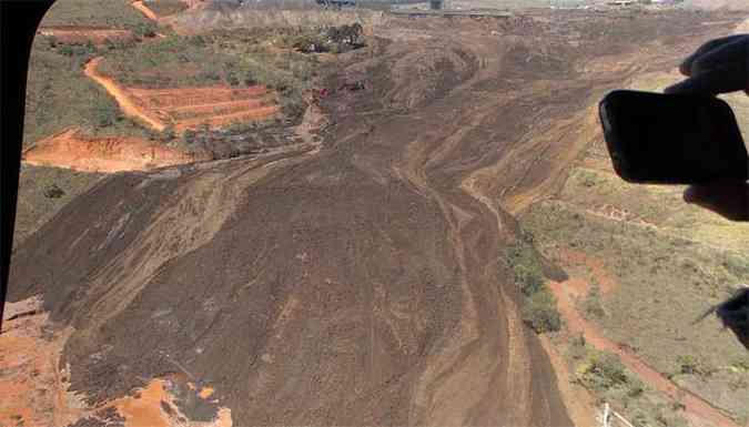 Imagens areas mostram a extenso dos danos provocados pelo rompimento da barragem(foto: Departamento Nacional de Produo Mineral (DNPM) / Divulgao)