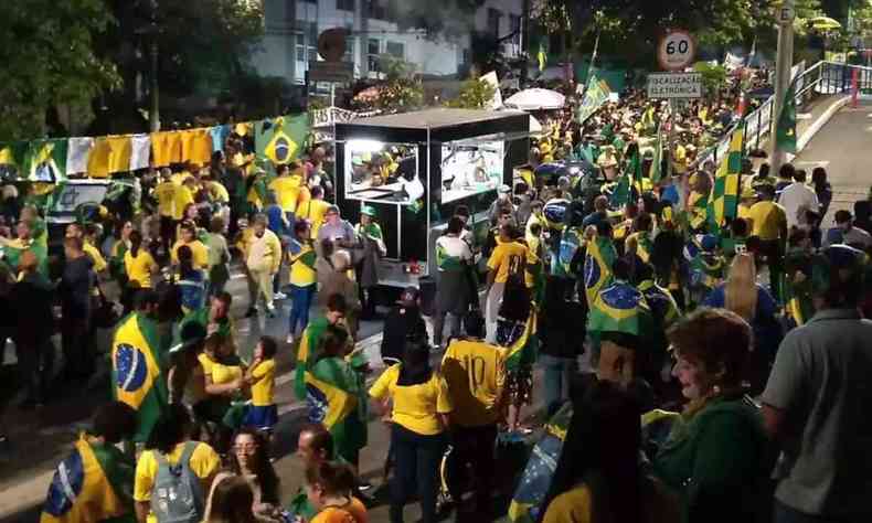 Apoiadores se renem em frente ao quartel da Avenida Raja Gabaglia, em Belo Horizonte