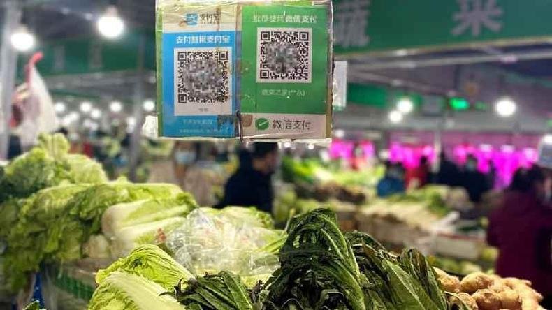 Na China, até as feiras usam o WeChat como sistema de pagamento(foto: Getty Images) Os códigos de pagamento do WeChat Pay e Alipay pendurados em uma barraca de verduras e legumes em Pequim, na China