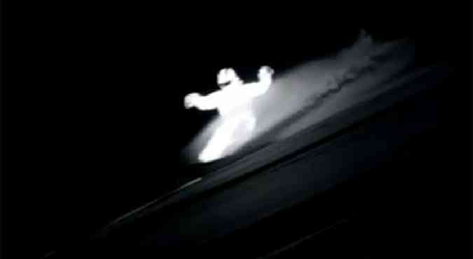 William Hughes durante descida noturna na Frana(foto: Reproduo / Youtube)