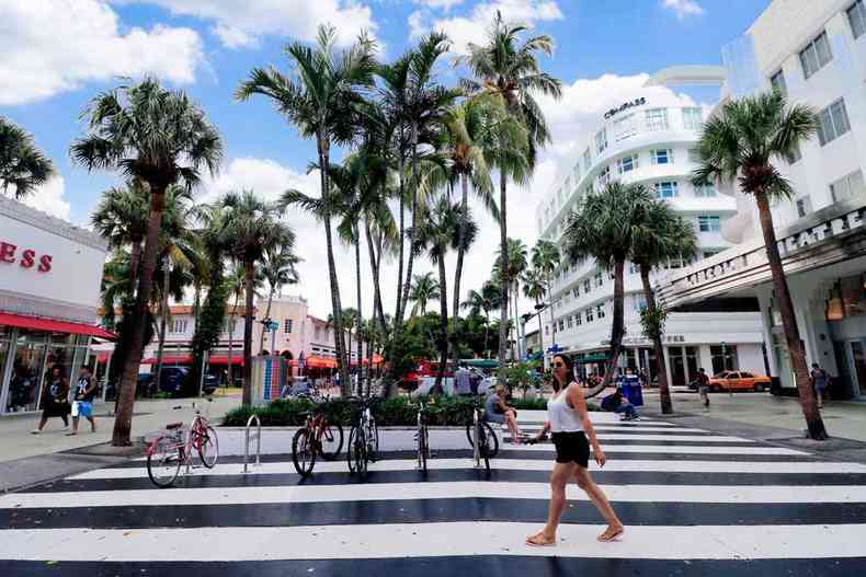 Um dia perfeito em Miami Beach inclui um passeio de bicicleta pelo calcado da avenida, que tem muitas lojas e restaurantes