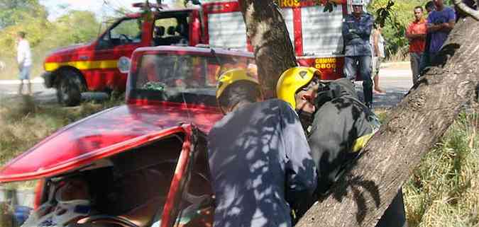 O motorista de um dos carros ficou preso s ferragens e foi socorrido pelos bombeiros(foto: Corpo de Bombeiros/Divulgao)