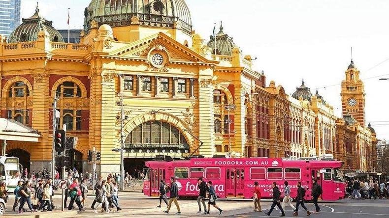 Um bonde passa em frente � esta��o ferrovi�ria de Flinders Street, em Melbourne, na Austr�lia