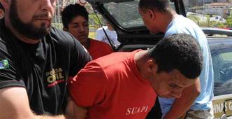 Marcos Magno Peixoto Faria, de 25 anos, e Helton Moreira de Castro, de 19 (ao fundo) na chegada à delegacia nesta manhã(foto: Paulo Filgueiras/EM/DA Press) Marcos Magno Peixoto Faria, de 25 anos, e Helton Moreira de Castro, de 19 (ao fundo) na chegada à delegacia nesta manhã(foto: Paulo Filgueiras/EM/DA Press)
