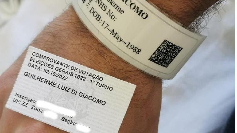 Pulseira de hospital e comprovante de votao de Guilherme Di Giacomo
