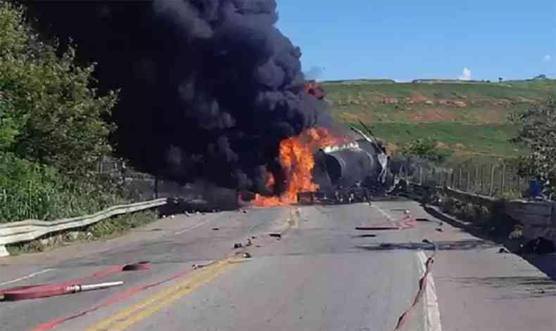 Carreta-tanque que explodiu na BR-381 em Governador Valadares deixou a via bloqueada por 23 horas em primeiro de maio fogo incndio estrada