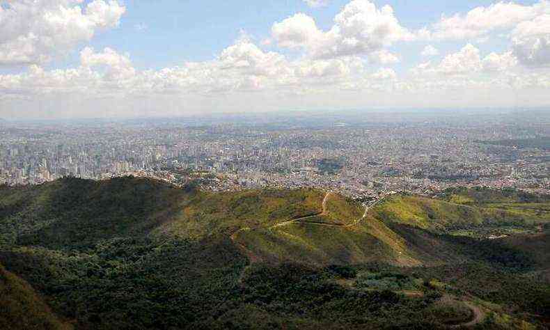 Vista de Belo Horizonte com a Serra do Curral ao fundo