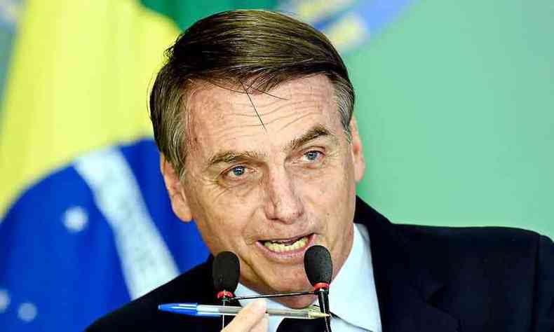 Bolsonaro e a caneta que ampliou caminho para venda de armas no pas (foto: EVARISTO S/AFP)