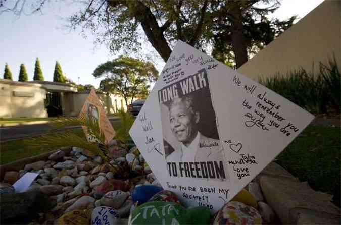 Mensagens para o lder africano foram espalhadas por Johannesburgo(foto: AFP PHOTO / ALEXANDER JOE )