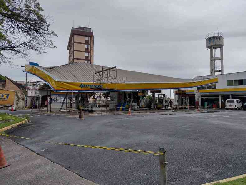 Posto de combustvel no Bairro Jaragu com cobertura tombada pela ventania e pelas chuvas