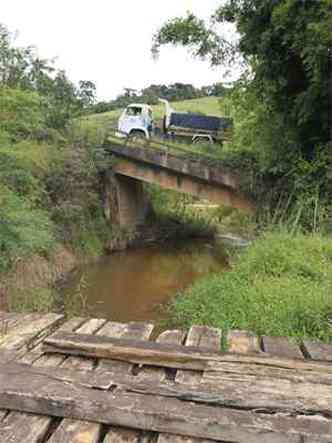 Na MG-280, ponte quebrada teve cabeceira aterrada para possibilitar o trfego(foto: Juarez Rodrigues/EM/DA Press)