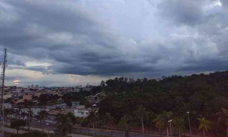 Cu nublado na regio do Bairro So Francisco(foto: Rafael Alves/EM/DA Press)