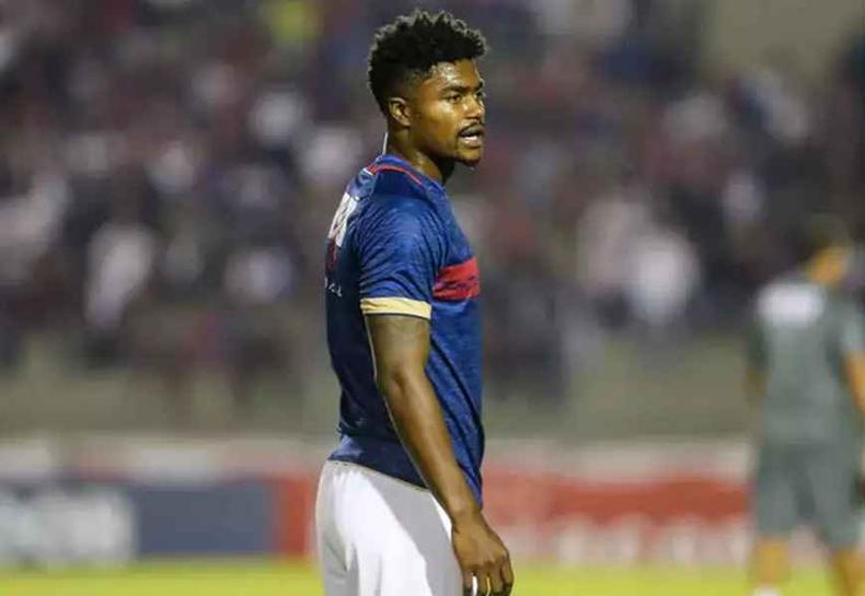 Zagueiro Eduardo Bauermann tem 23 anos e disputou a Série B do ano passado pelo Paraná(foto: Geraldo Bubniak/Paraná) Zagueiro Eduardo Bauermann tem 23 anos e disputou a Série B do ano passado pelo Paraná(foto: Geraldo Bubniak/Paraná)