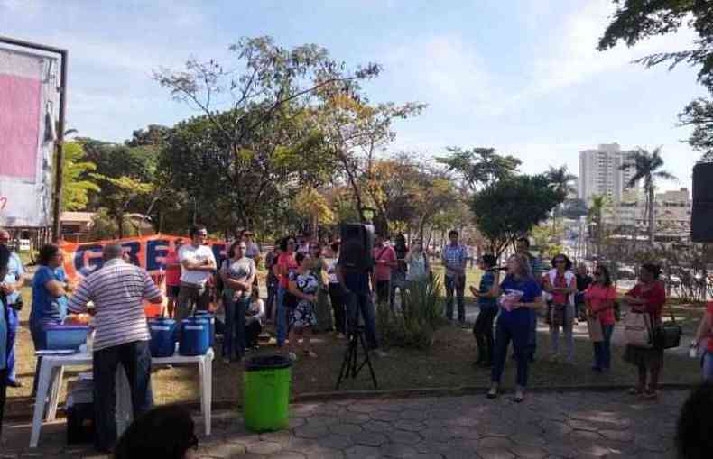 Servidores tcnico-administrativos fizeram panfletagem na UFMG(foto: Sindifes/MG)