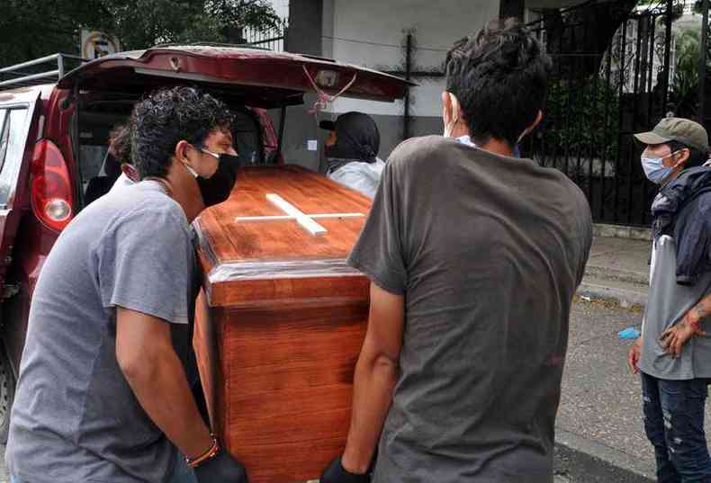 Corpo de vtima da COVID-19 sendo levado para o cemitrio em Guayaquil, no Equador(foto: Jose Sanchez LINDAO/AFP)