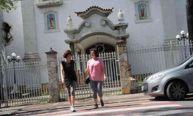 As amigas Juara e Patrcia caminham pelas ruas do Santa Tereza como se estivessem em casa(foto: Paulo Filgueiras/EM/D.A Press)
