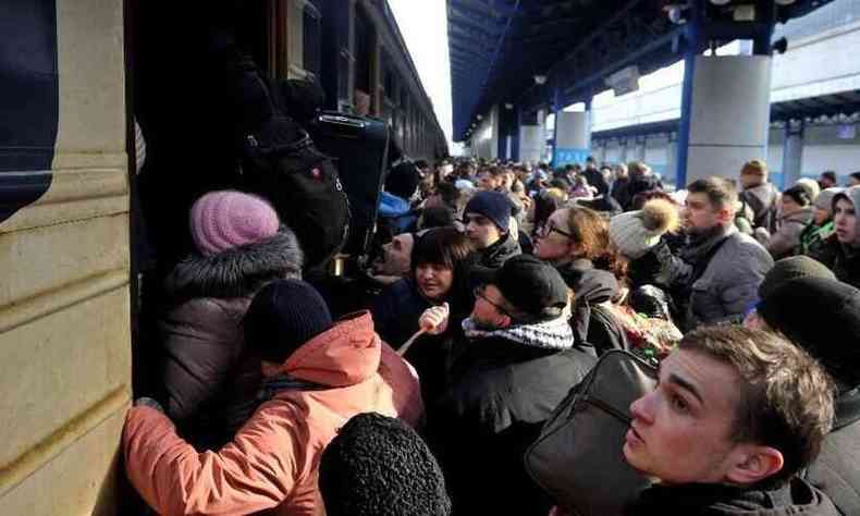 Populao lota estao em Kiev na tentativa de embarcar em trem para escapar da invaso russa 