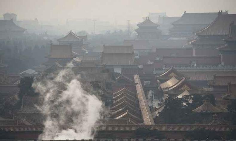 N�voa de polui��o encobre parte da vista de Pequim(foto: GREG BAKER / AFP)