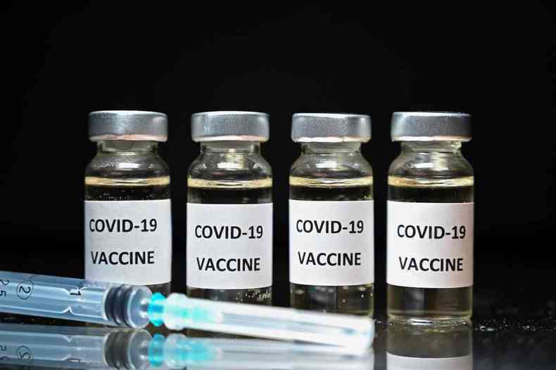 Com novo esquema vacinal apresentado pelo laboratrio AstraZeneca e pela Universidade de Oxford para o imunizante que desenvolvem contra a covid-19, Fiocruz espera imunizar 136,5 milhes de pessoas em 2021(foto: JUSTIN TALLIS/AFP )