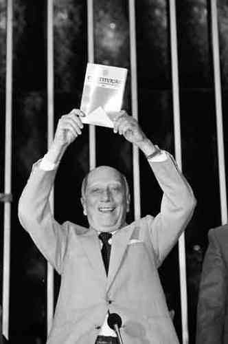 Deputado Ulysses Guimarães segura a Constituição promulgada em 1988 