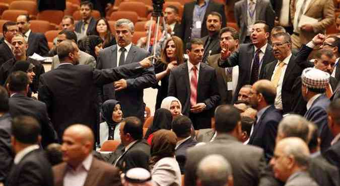 Deputados iraquianos trocam acusaes em sesso do parlamento(foto: REUTERS/Thaier Al-Sudani)