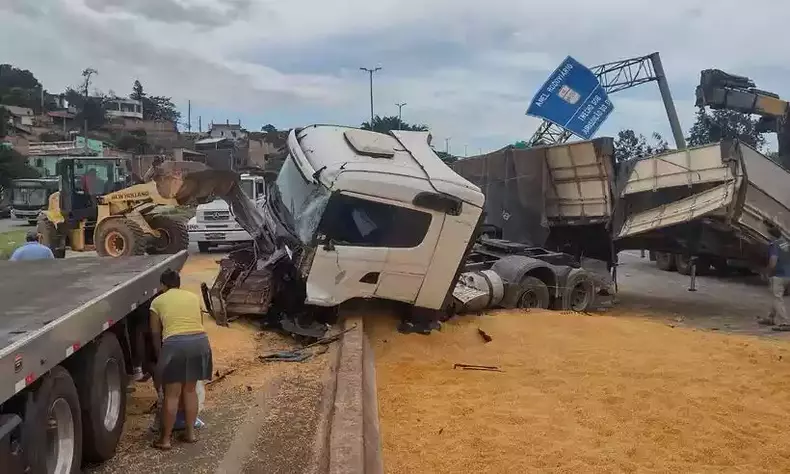 Triste rotina no anel rodoviário(foto: Edesio Ferreira/ EM) Carreta tombada em Belo Horizonte
