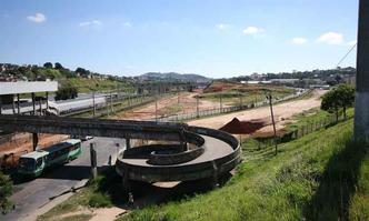Terrenos estão cercados logo ao lado do conjunto de estações do metrô, do Move municipal e do Move Metropolitano, mas ainda não receberam nenhuma intervenção significativa(foto: Edésio Ferreira/EM/D.A PRESS) Terrenos estão cercados logo ao lado do conjunto de estações do metrô, do Move municipal e do Move Metropolitano, mas ainda não receberam nenhuma intervenção significativa(foto: Edésio Ferreira/EM/D.A PRESS)