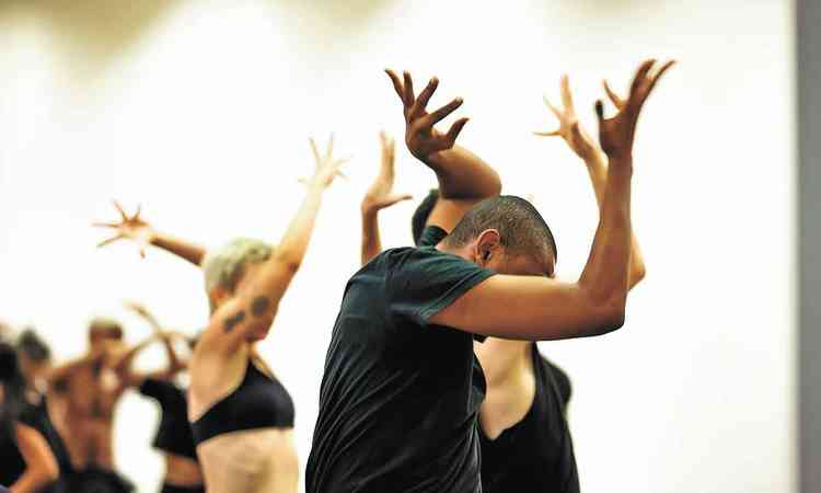 Bailarinos erguem os braos durante a coreografia 'Loucuras de Carmina'