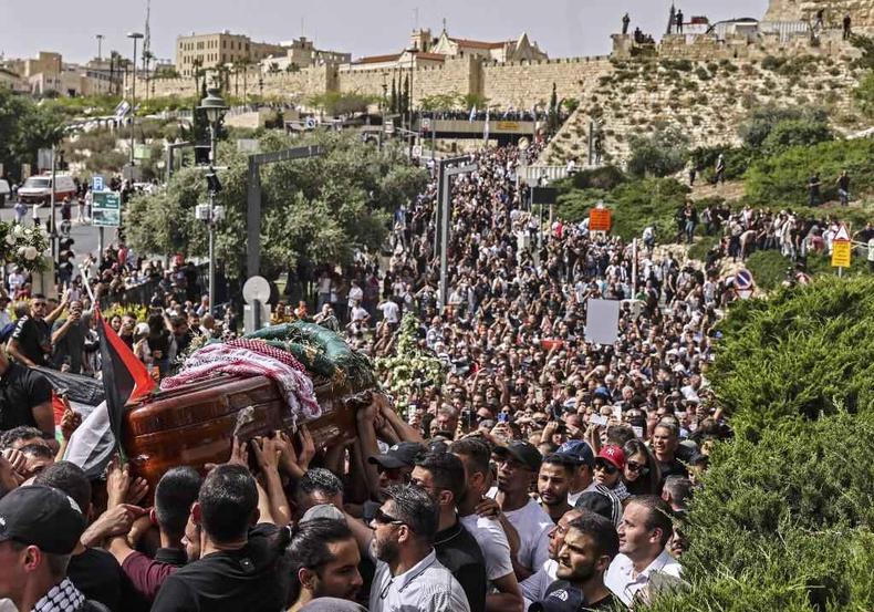Palestinos carregam caixão da jornalista da Al-Jazeera Shireen Abu Akleh no cortejo fúnebre em Jerusalém(foto: RONALDO SCHEMIDT / AFP) Palestinos carregam caixão da jornalista da Al-Jazeera Shireen Abu Akleh no cortejo fúnebre em Jerusalém
