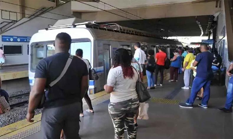 Passageiros aguardam a chegada do metr para embarque em plataforma de estao do metr de belo horizonte