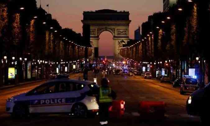 Champs-Elyse foi fechada aps tiroteio que deixou dois mortos (foto: Ludovic MARIN / AFP)