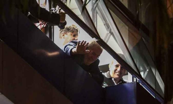 Durante a madrugada, Lula acenou para manifestantes que estavam na porta do Sindicato dos Metalúrgicos(foto: Miguel Schincariol/AFP) Durante a madrugada, Lula acenou para manifestantes que estavam na porta do Sindicato dos Metalúrgicos(foto: Miguel Schincariol/AFP)